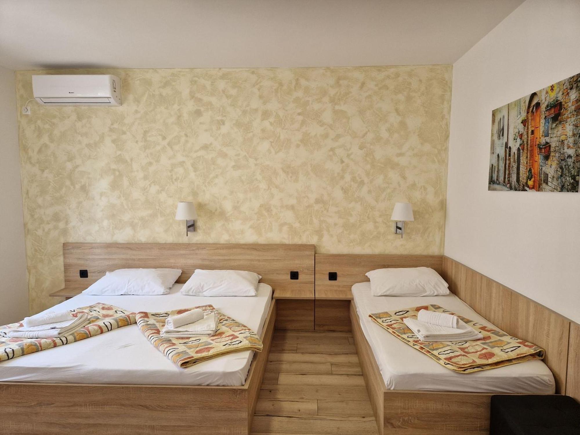 Apartment And Rooms Amenka Novalja Exterior photo