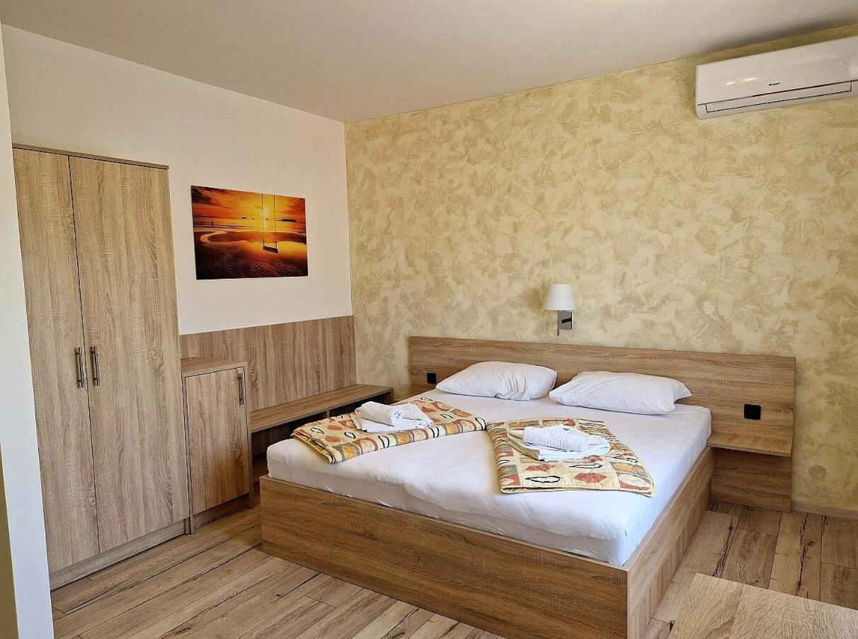 Apartment And Rooms Amenka Novalja Exterior photo