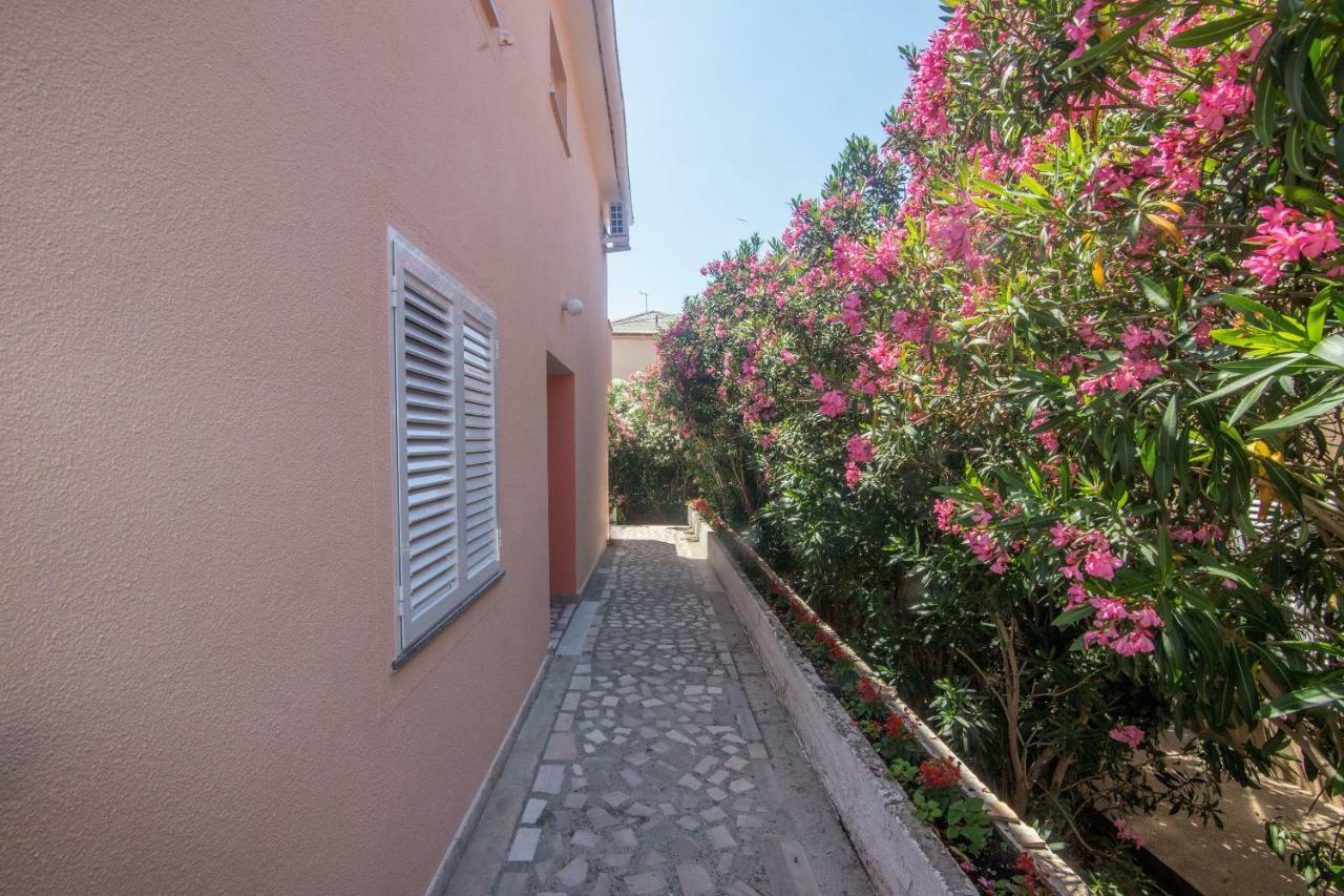 Apartment And Rooms Amenka Novalja Exterior photo